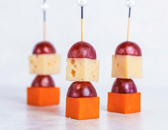 Канапе с сыром и виноградом