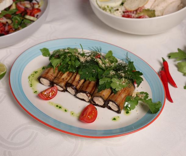 Рулетики из баклажанов с ореховым соусом