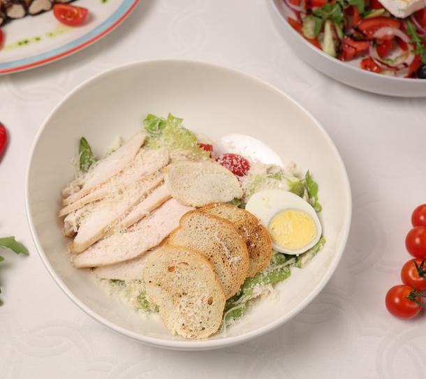 Салат Цезарь с куриной грудкой