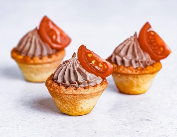 Мини тарталетка с паштетом из куриной печени