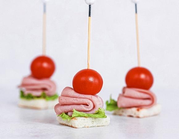 Канапе с ветчиной из индейки и черри